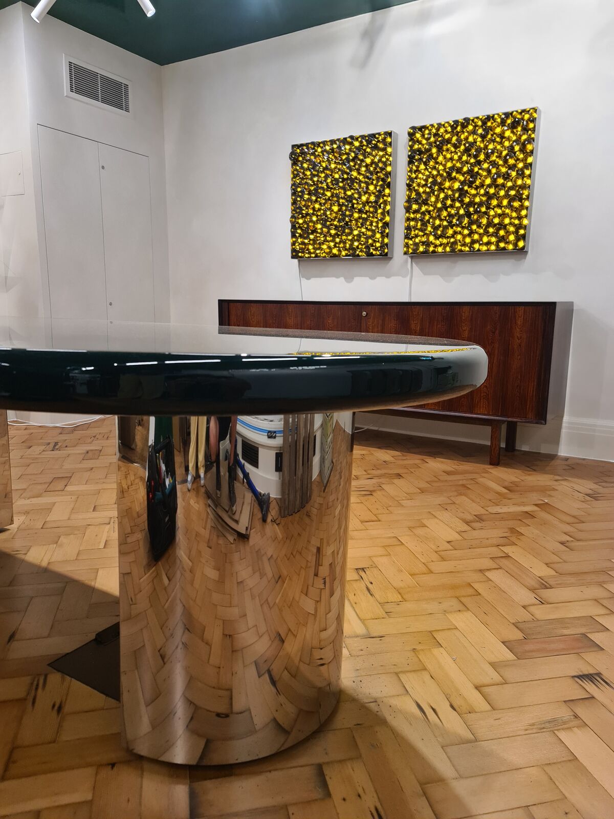 Low view of the stainless leg and rolled gloss edge